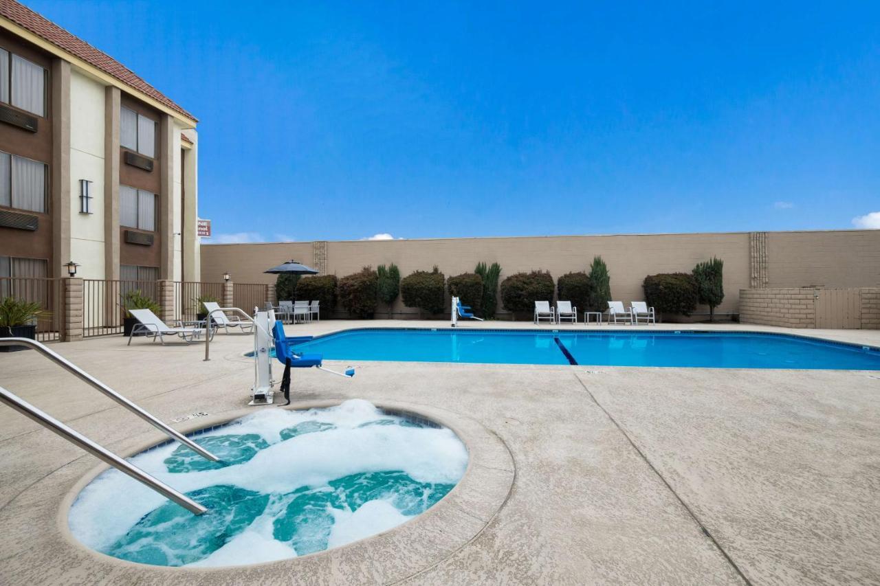 Best Western Norwalk Inn Екстериор снимка