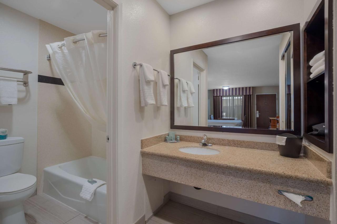 Best Western Norwalk Inn Екстериор снимка