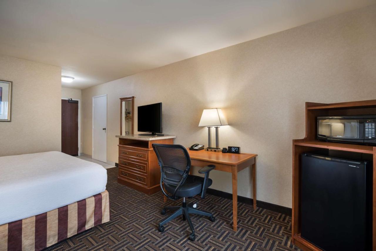 Best Western Norwalk Inn Екстериор снимка