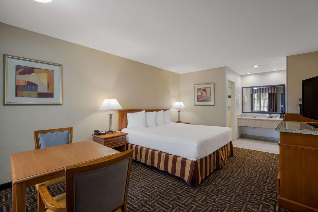 Best Western Norwalk Inn Екстериор снимка