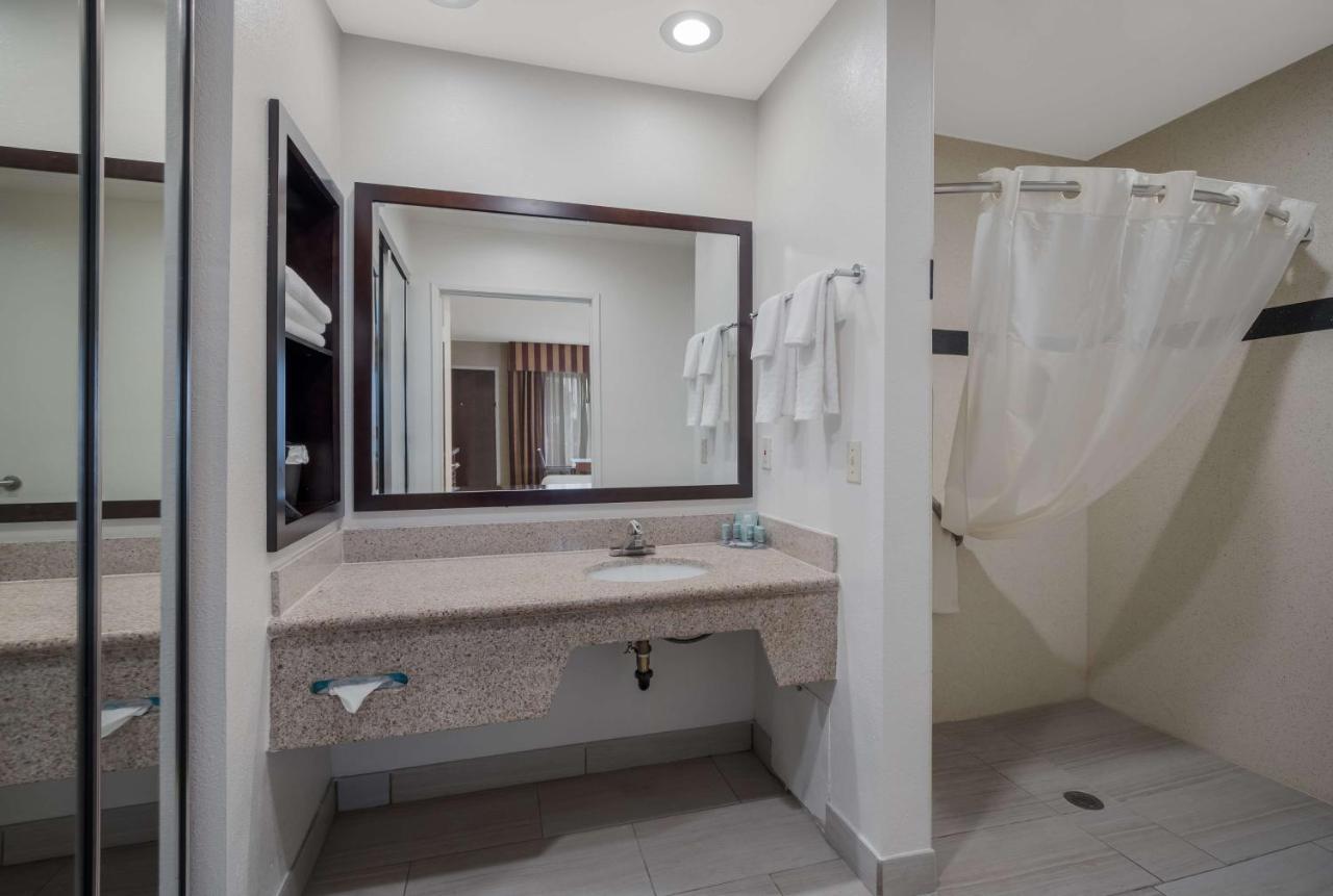 Best Western Norwalk Inn Екстериор снимка