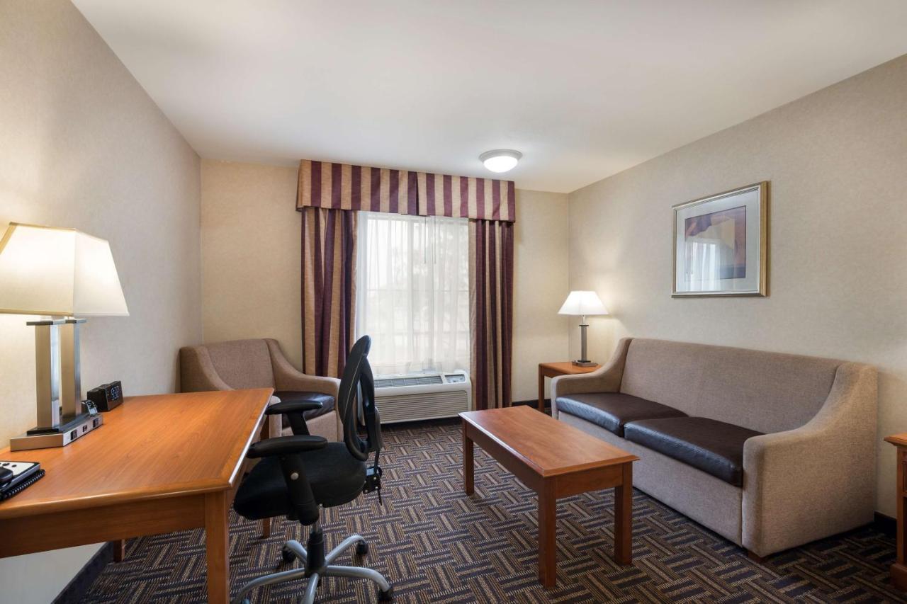 Best Western Norwalk Inn Екстериор снимка
