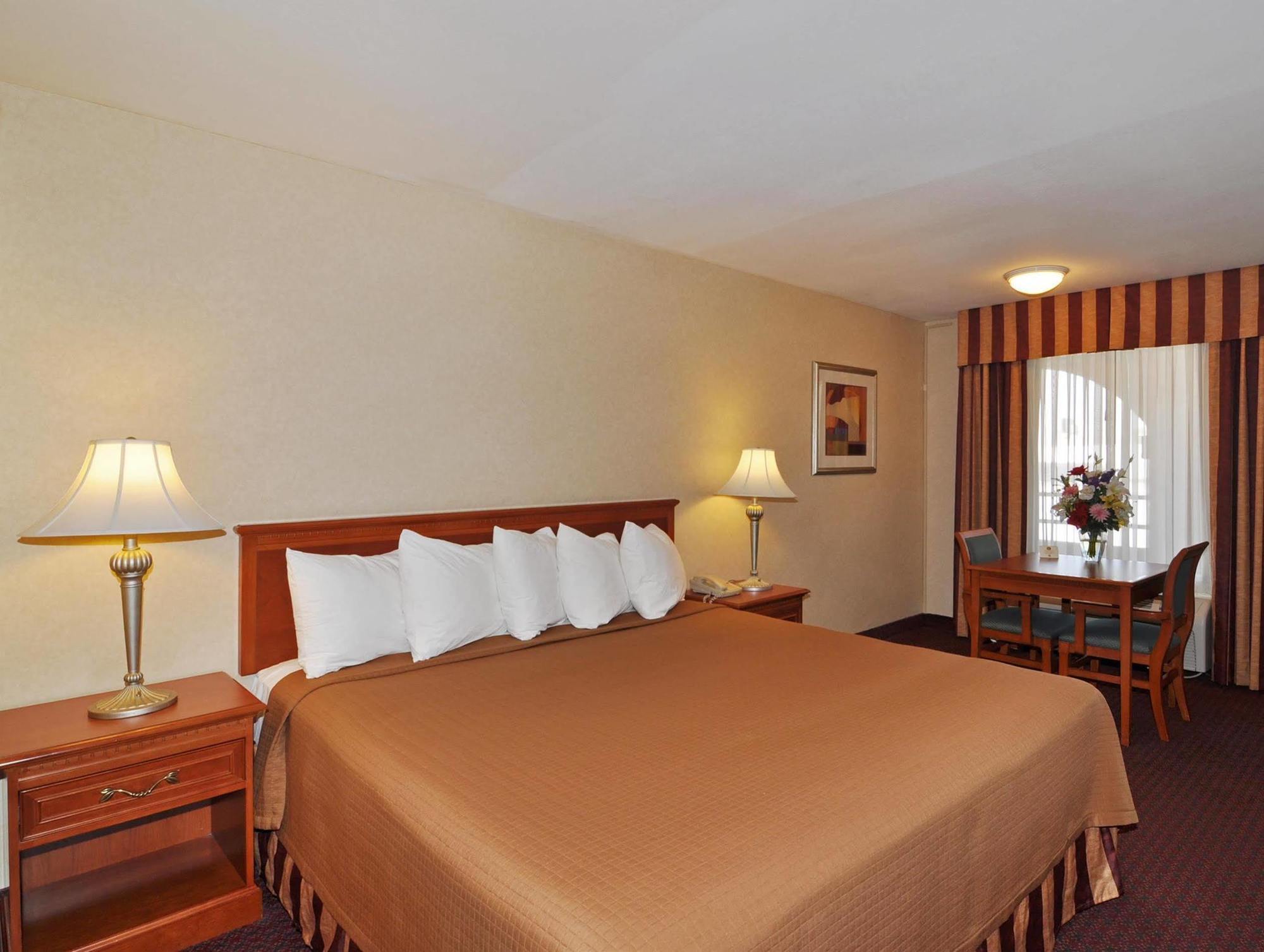 Best Western Norwalk Inn Екстериор снимка